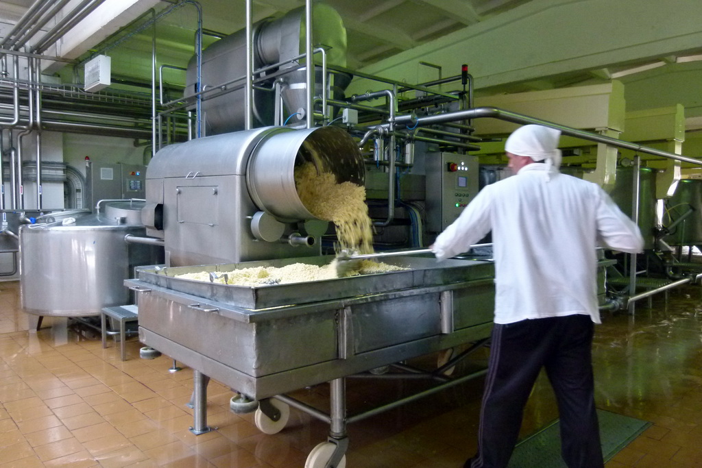 Производитель творожных сырков решил изучить. Изготовитель творога. Оборудование для плавленных сыров. Оборудование для производства плавленного сыра. Цех плавленых сыров.